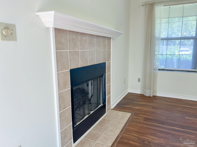 Building Photo - 4456 Bellview Ave