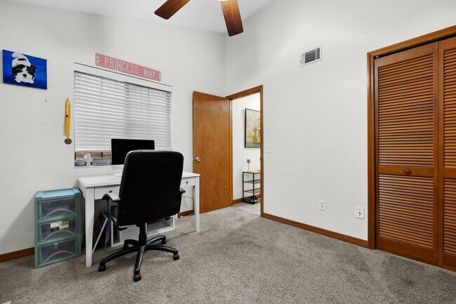 Building Photo - this well-maintained townhome features 2 bedrooms and 2 bathrooms