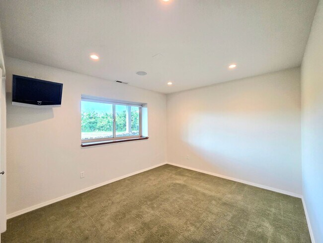 Building Photo - Massive House for Rent on a Cherry Orchard! Rental Options as a 4-bed or as two 2-beds!