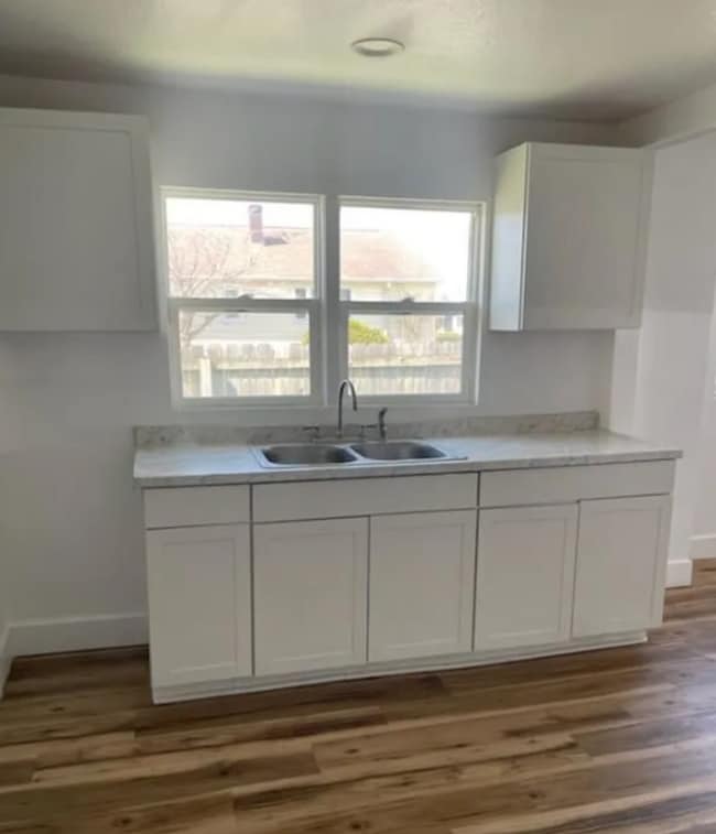 Building Photo - Spacious One Bedroom Duplex located near S...