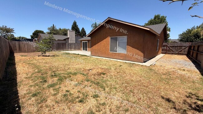 Building Photo - 4 Bed/ 2 Bath Available Now!