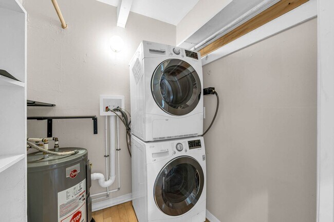 Building Photo - Renovated Condo in Downtown's coveted Dela...
