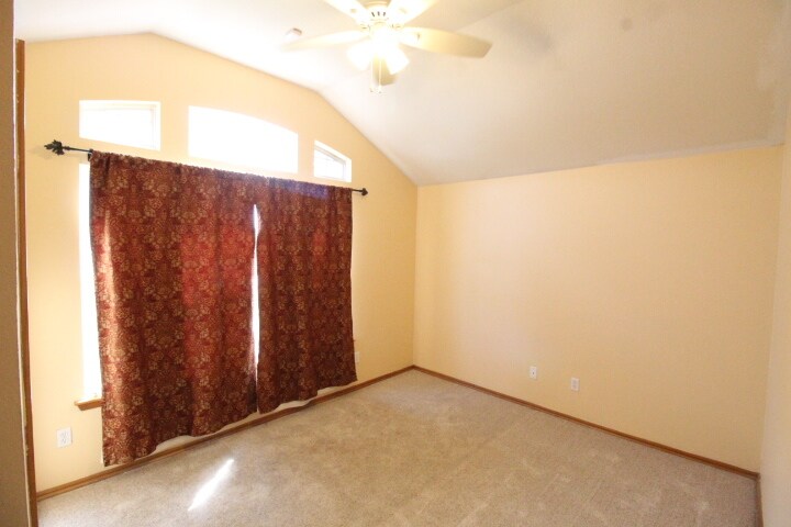 Building Photo - 620 Eastview Dr