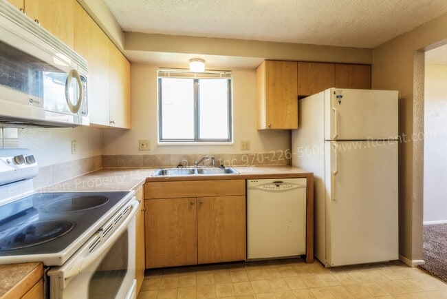 Building Photo - 915/917 Camelot Court