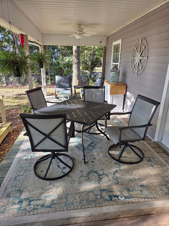 Building Photo - Beautiful 3 bedroom, 2 bath house with one...