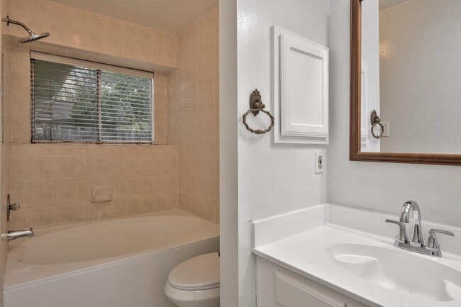 Building Photo - 2011 Creek Valley Ln