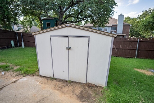 Building Photo - 7625 Shadow Wood Dr