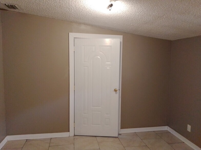 Building Photo - 2537 Chris Ct