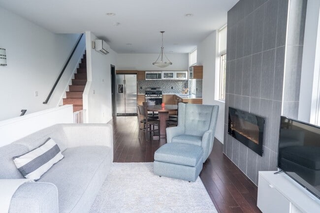 Building Photo - 3Bd/3.25Ba Seattle