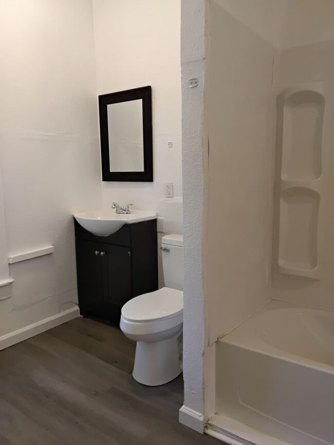Building Photo - 2 Bed, 1 Bath home for rent