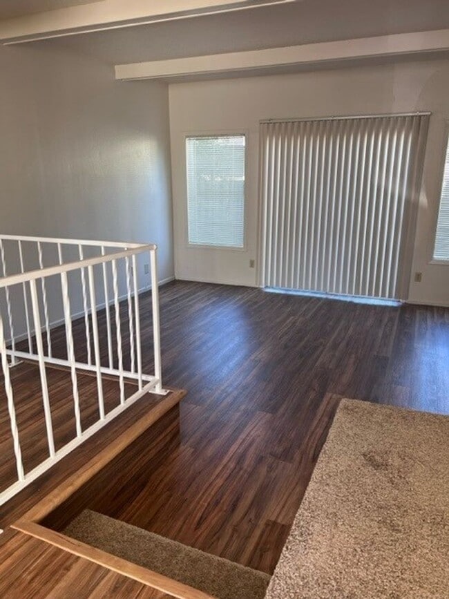 Building Photo - FREE RENT! 2x1 Townhome on Miller St S