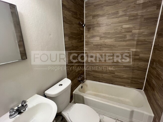 Building Photo - Spacious 3 Bedroom 1.5 Bath House