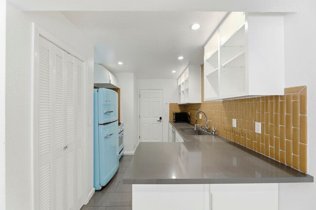 Building Photo - 2 Bedroom Townhome with Private Yard and 2 Car Garage in Santa Clara