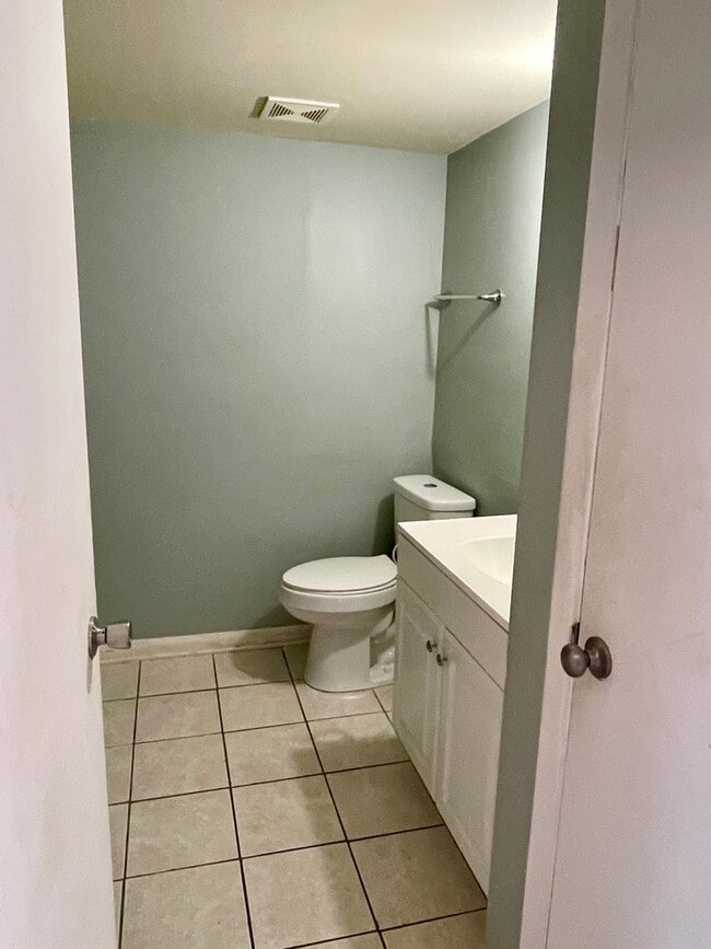 Building Photo - 2 bedroom townhouse