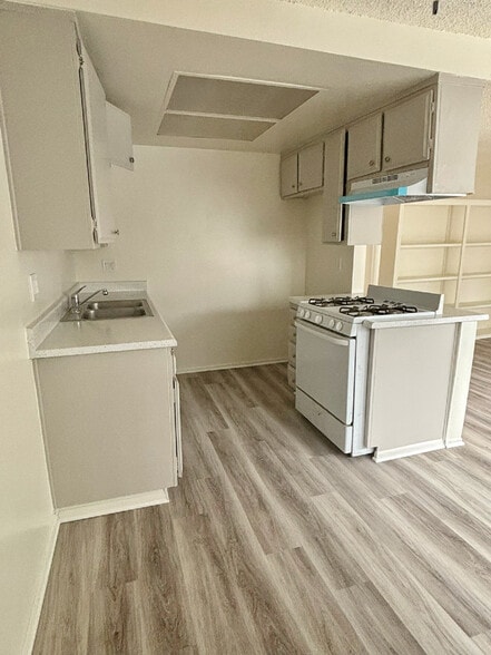 Building Photo - 216 Cypress Ave