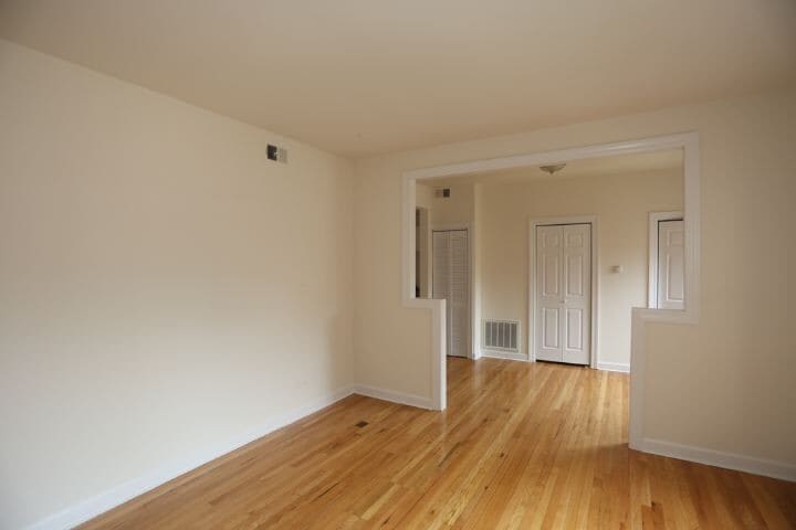 Building Photo - 828 W Waveland Ave