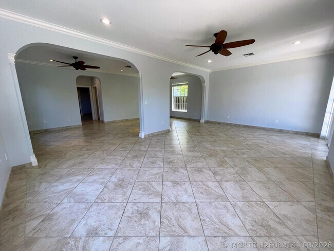 Building Photo - 929 NE 18th Ct