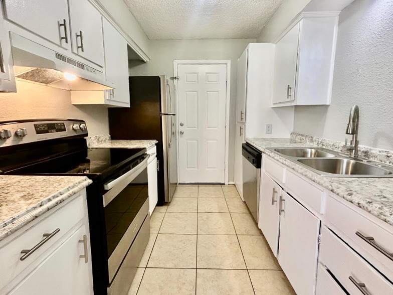 Building Photo - 3836 Englewood Cir