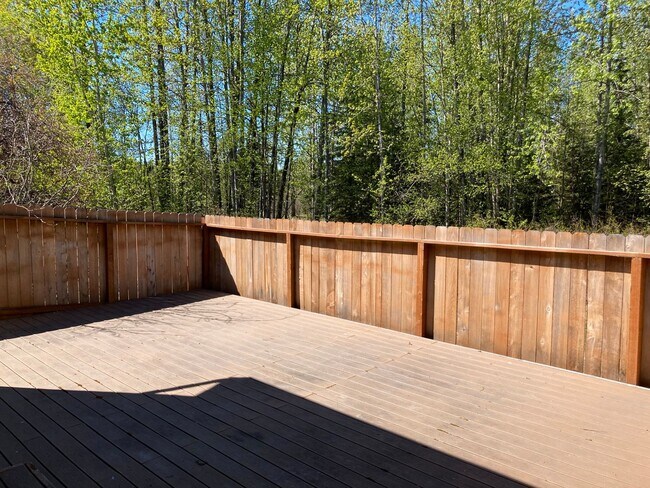 Building Photo - Well kept (3) Bed, (2.5) Bath in Eastridge...