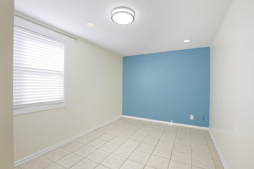 Building Photo - 1006 S 5th Street