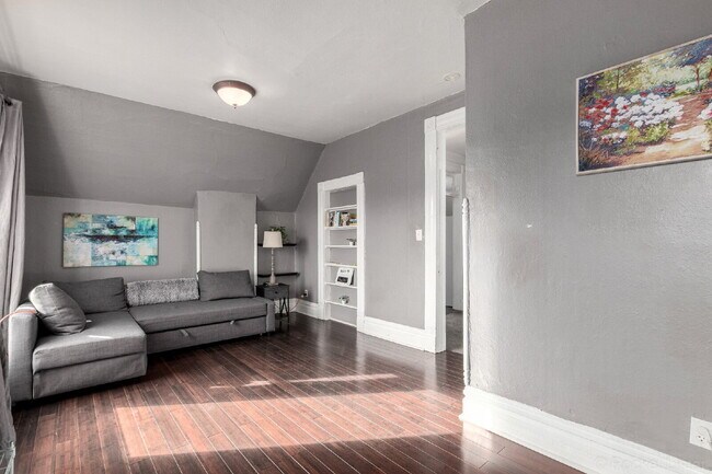 Building Photo - Lovely Victorian duplex for rent 2 bed / 1 bath