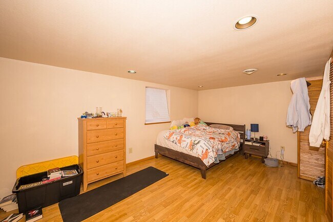 Building Photo - Great 4 Bedroom/2 Bath Home near UND!