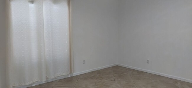 Building Photo - 4 bedroom 2 bath
