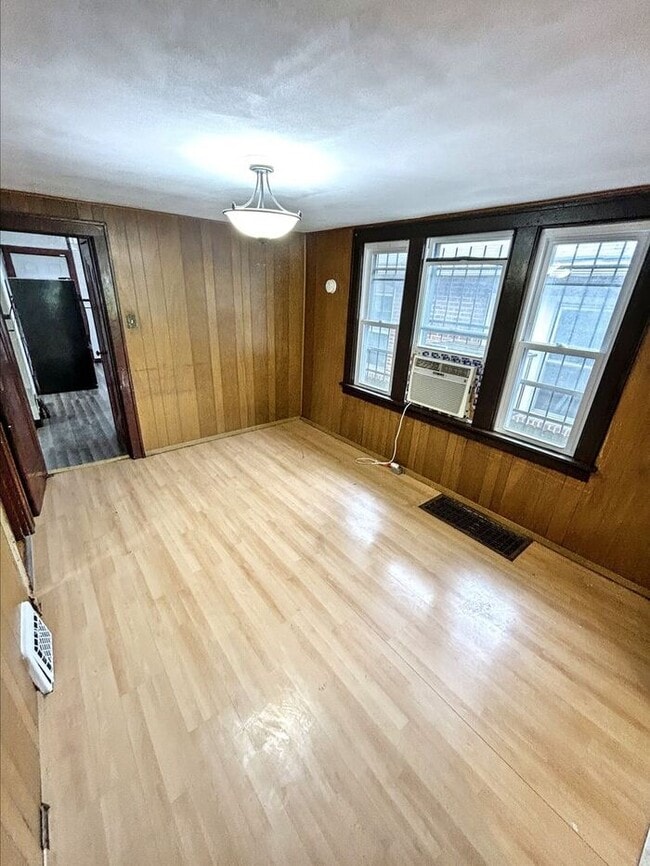 Building Photo - Charming 2-Bedroom Home with Fenced Yard i...