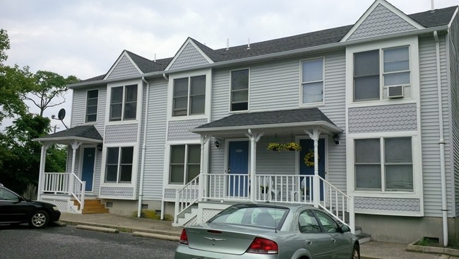 Primary Photo - Victorian Court Townhomes