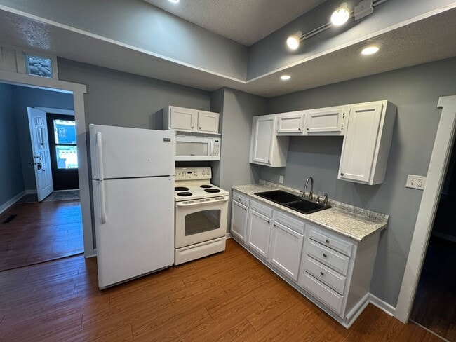 Building Photo - Fountain Sqaure 2 Bedroom 1 Bath with a bonus room/office.