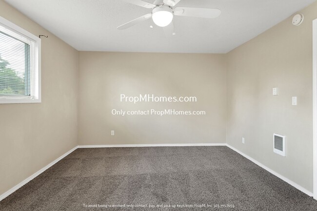 Building Photo - Charming 2-Bedroom Haven in the Heart of Sunset - A Blend of Serenity and Convenience!