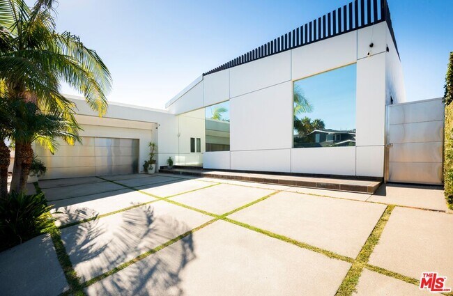 Building Photo - 817 Enchanted Way