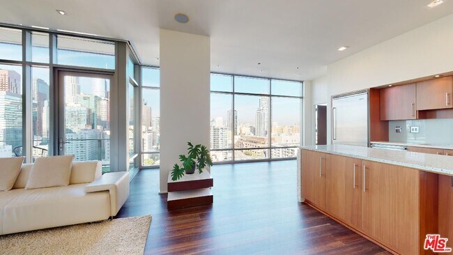 Building Photo - 1100 S Hope St