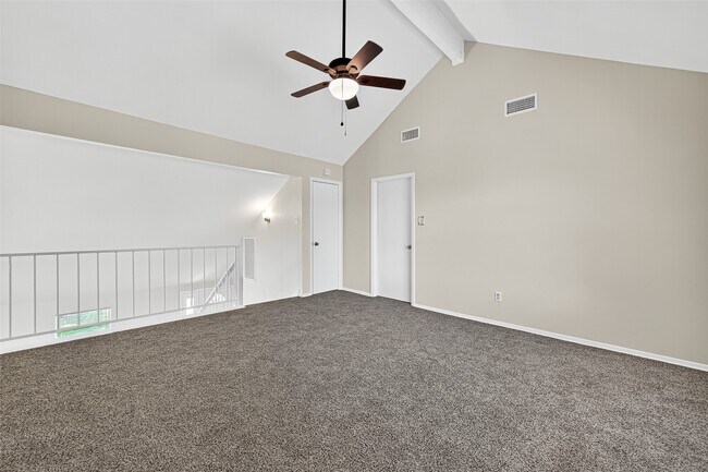 Building Photo - 813 Lakeview Dr