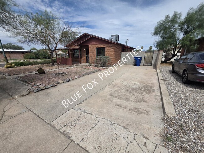 Building Photo - 1301 E Lee St