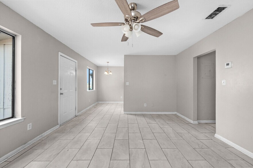 Building Photo - 131 Bayou View Dr