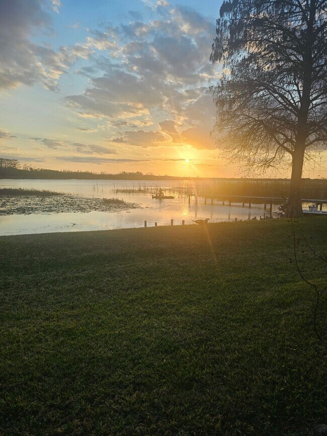 Building Photo - 2 bed 2.5 bath Lake Front Townhouse