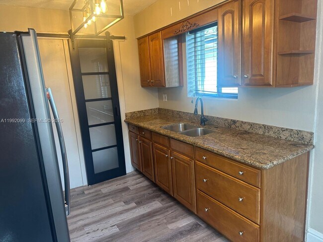 Building Photo - 1166 W 24th St