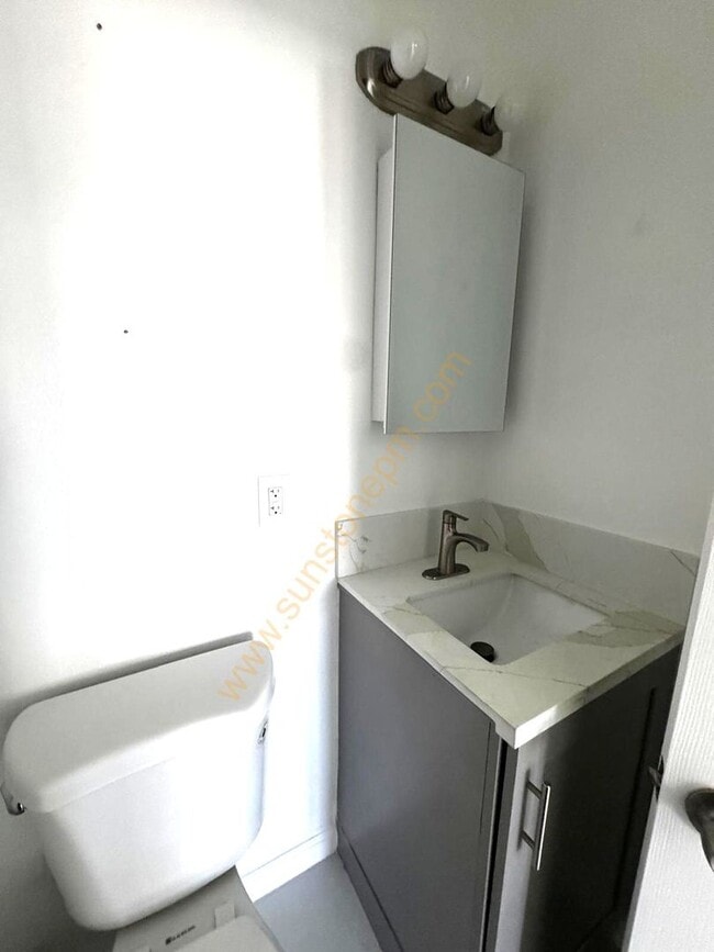 Building Photo - 696 E 9th St