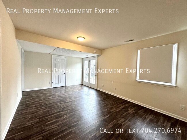 Building Photo - 900 Tally Ho Ct