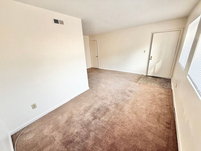 Building Photo - ** Rent ready 1/2 OFF 1st month!!! 1 bedroom near military base