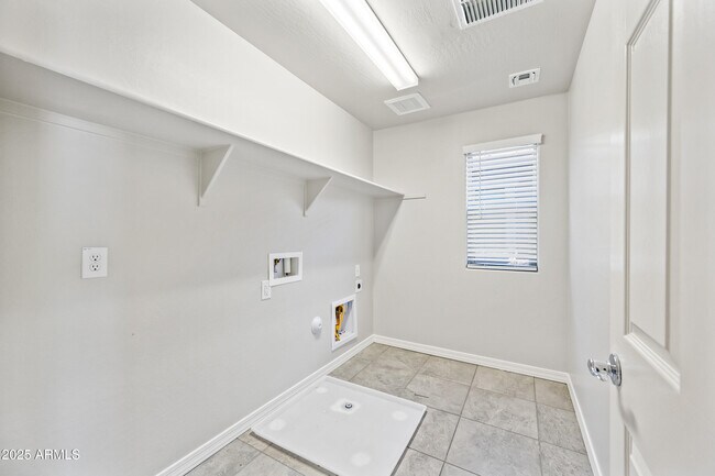 Building Photo - 8311 E Irwin Ave