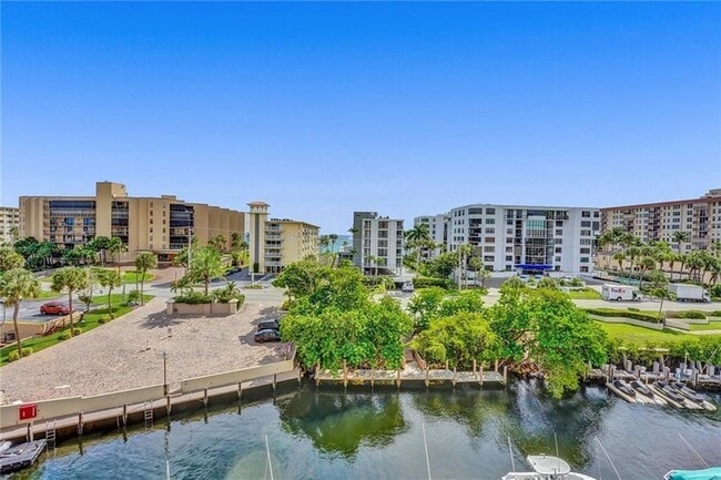 Building Photo - 1160 Hillsboro Mile Unit 904