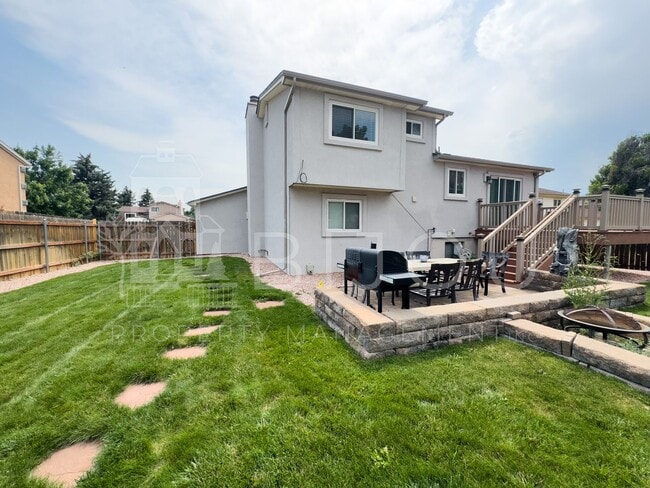 Building Photo - Conveniently Located Tri-Level