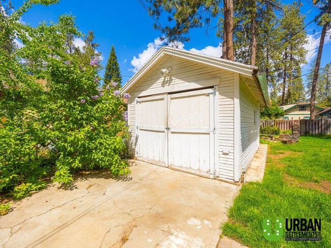 Building Photo - Charming 2 bed room 1.5 bathroom Cottage i...