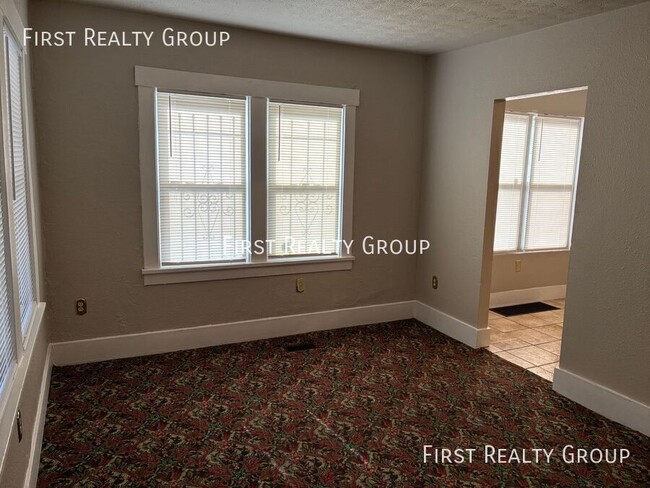 Building Photo - 909 Iola Ave