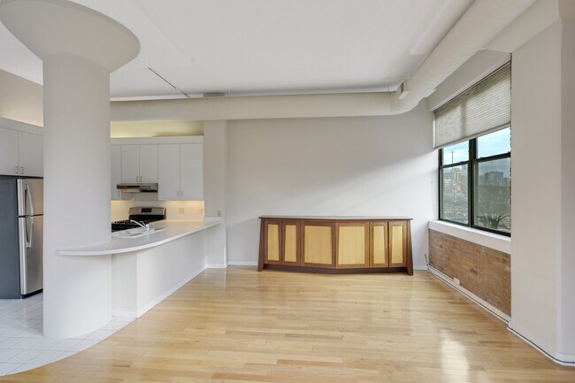 Building Photo - 812 W Van Buren St