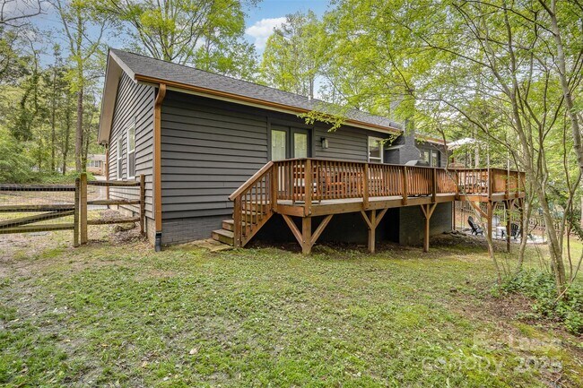 Building Photo - 6618 Lakeside Dr