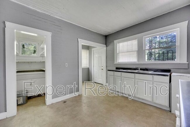 Building Photo - 608 5th Ave