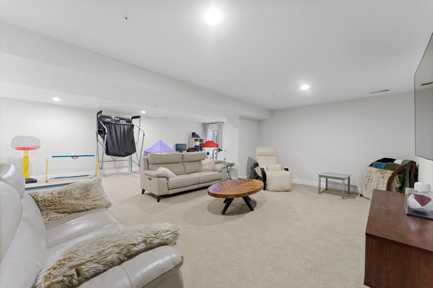 Building Photo - 433 Fairmont Dr